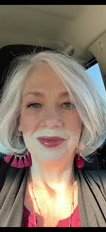 Introduction of a retired woman from Alabama sharing her hobbies and  interests