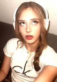 Vanessa Ochsner's Instagram, Twitter & Facebook