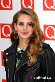 She has often looked amazing with her loose lana has often been discussed for using different kinds of unique hair colors in which she has looked extremely exquisite. Lana Del Rey Hairstyle Easyhairstyler