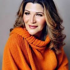 Lara Kalin's Instagram, Twitter & Facebook