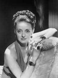 Bette davis begann ihre karriere am theater, bevor sie 1930 nach hollywood zog und bis 1989 in über einhundert filmen mitspielte. Bette Davis