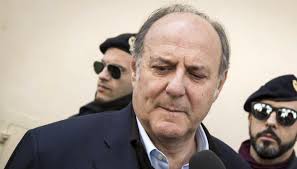 Lontana dal mondo dello spettacolo e molto riservata, la fidanzata di gerry scotti fa l'architetto e ha conosciuto gerry scotti quando era ancora agli esordi della sua carriera, ma soprattutto single.all'epoca fra i due non ci fu altro che una semplice amicizia, poi, nel 1991, scotti decise di sposare patrizia grosso, da cui ebbe edoardo, il suo unico figlio. Il Natale Ha Perso La Magia Gerry Scotti Il Dramma Per Il Figlio Edoardo Ecco Cosa E Successo