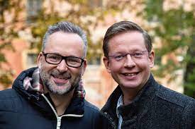 00:12:00 moderátor, aleš cibulka 00:51:00 dabér, michal jagelka zábavné rozhovory se zajímavými hosty před živým publikem. Ales Cibulka A Michal Jagelka Se Z Bohemske Dvojice Zmenili V Chalupare A Zahradkare Region