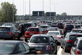 Scontro tra un'auto e un furgone sull'aurelia, traffico in tilt. Traffico In Tilt Sull A1 10 Km Di Coda Tiscali Notizie