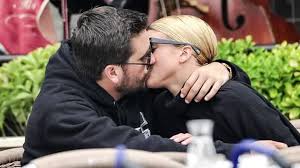 Hey, soooo.scott disick (34 years of age, three children, ex of kourtney kardashian) is dating sofia richie (19 years of age, no offspring, sister of nicole richie), and ummm, here are all the pics that prove it. Scott Disick And Sofia Richie Lock Lips In Venice Italy Video Dailymotion