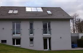 Diese Festverglasung Im Dachfirst Ist Flachenbunig Mit Der Ziegelebene Eingebaut Sie Besteht Aus Holz Und Alu Dachschiebefenster Dachflachenfenster Dachflache