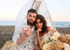 Eğitimini i̇stanbul plato okulu radyo ve televizyon bölümü'nde tamamlamıştır. Bir Zamanlar Cukurova Nin Fadik I Polen Emre Evlilik Yolunda Ilk Adimi Atti