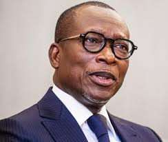 ENFANT DU BÉNIN DEBOUT