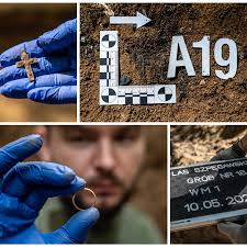 [FOTO] AKTUALNOŚCI: Grób masowy odnaleziony w Lesie Szpęgawskim. Wewnątrz  szcząt