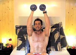 En este caso, usaremos rutinas de ejercicios para casa que se centren en congestionar bien tu musculatura, pues así vas a necesitar equipamiento para poder hacer los ejercicios en casa, y vas a necesitar también energía a través de una dieta de musculación para poder continuar entrenando. Ejercicios De Musculacion En Casa