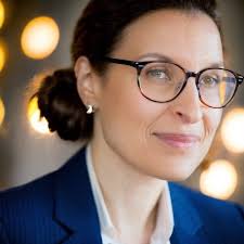 Some roots work tirelessly but quietly. This is how we would describe Dr.  Jennifer Bryan. Dr. Jennifer Bryan has been a steadfast advocate and  dedicated Emergency Physician at the University Health Network (