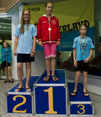 Wedstrijdzwemsters van DWV presteren goed tijdens GBK