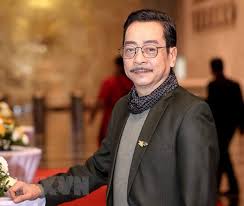 Cuối tháng 12/2020, nsnd hoàng dũng phải phẫu thuật vì bệnh cột sống trở nặng. Mg69logbkd1wxm