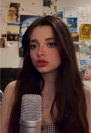 Leanne Hewitt's Instagram, Twitter & Facebook