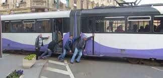 VIDEO SENZATIONAL! Tramvai impins de calatori la Timisoara pentru ca