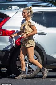 Pataky is known for her role as elena neves in the fast and the furious franchise. Elsa Pataky Puts On A Leggy Display On The School Run In Byron Bay Gadget Clock