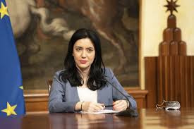 È docente di scuola secondaria di secondo grado e deputata della repubblica italiana. Ministra Azzolina Quelle Strane Incongruenze Nel Curriculum Agoravox Italia