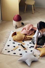 The average h&m salary ranges from approximately $15,000 average h&m hourly pay ranges from approximately $11.14 per hour for seasonal associate to $22.82 per hour for department manager. Tapis A Pois En Coton Beige Clair Pois Gris Home All H M Fr Tapis A Pois Tapis Coton Tapis