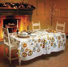 Protegge il tuo divano in modo p ratico ed elegante, senza rinunciare all'estetica e alla classe. Tovaglia Natalizia Golden Jingle Tessitura Toscana Telerie