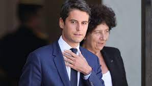 Il est devenu en 2018, à 29 ans, le plus jeune membre d'un gouvernement sous la ve république. Gabriel Attal Son Amoureux Le Rejoint A L Elysee