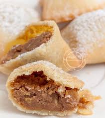 Preparati con pochi ingredienti poveri, preparati in occasione delle feste principali, come la pasqua, il carnevale e il natale, ma anche per il pranzo della domenica con tutta la famiglia. Dolci Tradizionali Puglia