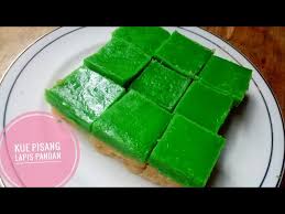 Kukus dalam waktu 20 menit hingga matang, lalu buka panci pengukus dan tambahkan dengan pisang raja untuk. Resep Kue Pisang Lapis Pandan Youtube