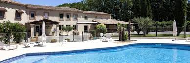 Le mas du luberon se situe au cœur du charmant village de venelles et équipé de 6 lofts de charme (45m2) aux couleurs de notre belle provence, équipés de salle de bain avec baignoire, toilettes, lavabo double vasque, t.v et coin salon. Die Besten Hotels Und Preise In La Montagne Du Luberon Logis Hotels