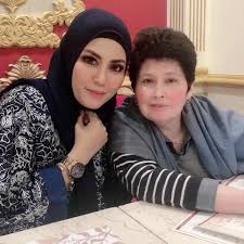 Turut berangkat menyaksikan istiadat ialah bonda sultan ibrahim, enche' besar hajah khalsom abdullah, kekanda dan adinda baginda, tunku puteri johor tunku kamariah sultan iskandar dan tunku besar zabedah sultan iskandar. Iesya Toh With Tengku Puan Laksamana Yam Tunku Hajjah Facebook
