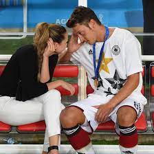 Mesut ozil's girlfriend mandy capristo cries as they leave a london nightclub credit: Liebescomeback Bei Mesut Ozil Und Mandy Capristo Bravo Futbolcular Ders Calisma Ipuclari Fotografcilik Pozlari