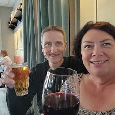 Which town has more evening life, Positano or Amalfi?