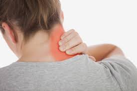 La tortícolis es una contracción involuntaria de los músculos del cuello provocada por mala postura al dormir o al utilizar la computadora. Como Tratar La Torticolis De Forma Natural Aurana Moda Belleza Bienestar Salud Lifestyle