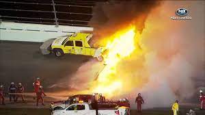 Austin collin desencadena un accidente de camión de varios participantes en daytona. 2012 Daytona 500 Juan Montoya Wrecks Jet Dryer Huge Explosion Fire Youtube