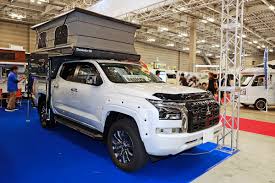 三菱トライトンに新型シェル「デシエルト02」を搭載したオーバーランドスタイル・トラキャンがデビュー！ | キャンピングカースタイル