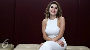 Selfie Bareng Maria Ozawa, Nikita Mirzani Berbusana Lebih Seksi - ShowBiz  Liputan6.com