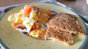 Rackers Parmesan Graines De Lin Et Oeufs Brouilles Au Saumon Fume Pour Un Petit Dejeuner Dominical Rapide Recette Des Crackers En Food Brunch Keto