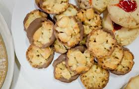 Discover our favorite holiday cookies baking a batch of these classic austrian sandwich cookies is a bit of a project (requiring a nut grater). 7 Christmas Cookies That Viennese Omas Bake That You Should Definitely Try And Make Oma S Recipes Included Vienna Wurstelstand