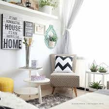 Karena pada desain ruang keluarga kecil minimalis yang telah rumahterkini tampilkan untuk anda, merupakan ide dari berbagai perancang arsitek terkemuka serta telah melewati pemilihan dari yang terbaik. Desain Interior Minimalis Ruang Tamu Kecil Dengan Hiasan Bantal Kecil Semoga Terinspirasi C Desain Interior Ruang Tamu Rumah Dekorasi Ruang Tamu Kecil