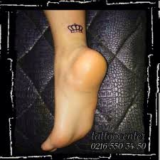 Ayak bileği dövmeleri, dövme severler arasında en çok tercih edilen modeller arasında gelir. Dovme Tac Dovmesi Kral Taci Dovme King Crown Tattoo Ayak Bilek Dovmeleri Feet Foot Tattoo Facebook