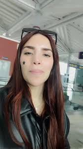 Kimberly Loaiza en el Aeropuerto de la Ciudad de México