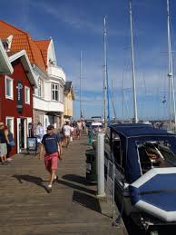 Sommartid går det täta båtturer den korta sträckan mellan kungshamn och smögen. Kungshamns Vandrarhem Vid Smogen