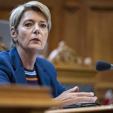 Sparhammer: Frauen fühlen sich von Keller-Sutter übergangen