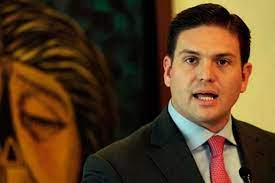 El ministro de defensa de colombia, juan carlos pinzón, ha señalado al ejército de liberación nacional (eln) como presunto autor del ataque llevado a cabo el domingo contra la caravana de la candidata presidencial aída avella, informa bbc mundo. Juan Carlos Pinzon Renuncia Al Partido De La U Y Anuncia Candidatura A La Presidencia