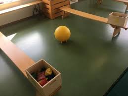 Mikken 2 Teams Staan Ieder Achter Een Kant Van De Bank Probeer De Bal Te Raken Wanneer De Gele Bal Bij He Gymnastiek Lichamelijke Opvoeding Turnen