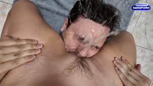 Der dicke Arsch spritzte mir ins Gesicht und ließ mich mit Sperma  reinspritzen