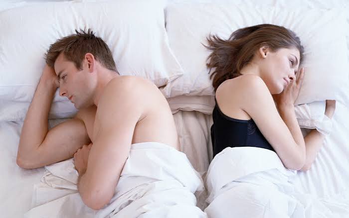 Suy thận ở nam giới có thể ảnh hưởng đến sinh lý, gây giảm ham muốn, rối loạn cương và giảm chất lượng tinh trùng