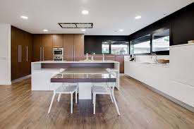 Cocina blanca moderna con madera. Top 6 Cocinas Modernas Chiralt Arquitectos