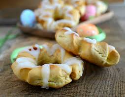 Attorcigliate a piacere e formate la ciambella chiudendone i capi. Ciambelle Scottolate