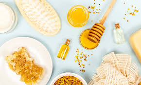 Mescolare 1 avocado, 2 cucchiai di olio d'oliva, 2 cucchiai di miele liquido e 1 tuorlo d'uovo con un frullatore fino ad ottenere una pasta . Maschere Per Capelli Fai Da Te Ricette Facili Contestarockhair