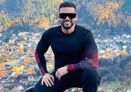 Criss, in rolul ancai, vlad, in rolul lui vlad, alina, in rolul ioanei si dorian, in rolul lui andrei canta colindul original din albul iernii in episodul. Cat CaÈ™tigÄƒ Dorian Popa Din Instagram Ce SumÄƒ EnormÄƒ IncaseazÄƒ Vedeta Doar Pentru O Postare Spynews Ro