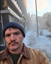 Honey, you're looking at my post, and you can't even say hi to me or you  don't love me anymore 💔it's me Pedro pascal i love you all ♥️